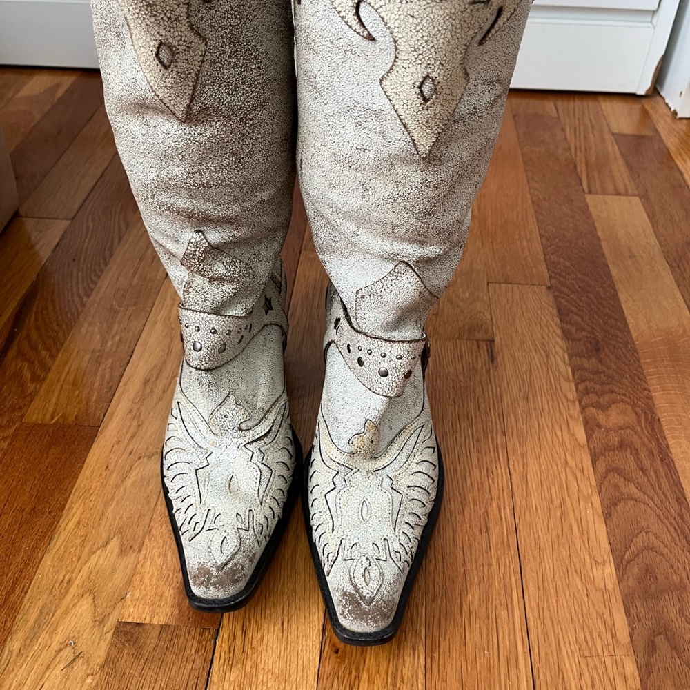 Cowboy boots in size 6 1/2 in white distressed leather.